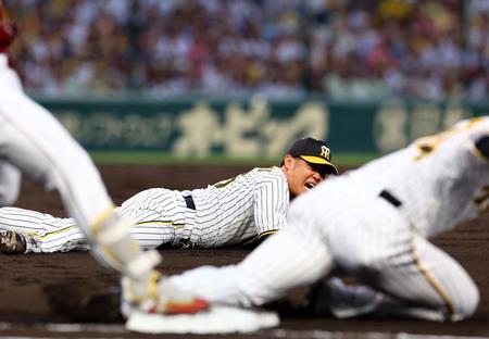 　４回、西勇は小深田のゴロを一塁に悪送球し失点を許す（撮影・山口登）