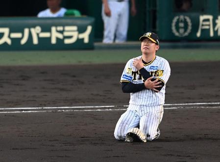 　４回、自身のエラーで失点し、無念さをにじませる西勇（撮影・飯室逸平）