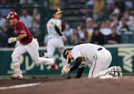 　４回、小深田（左奥）の打球を悪送球し、追加点を許す西勇（撮影・田中太一）