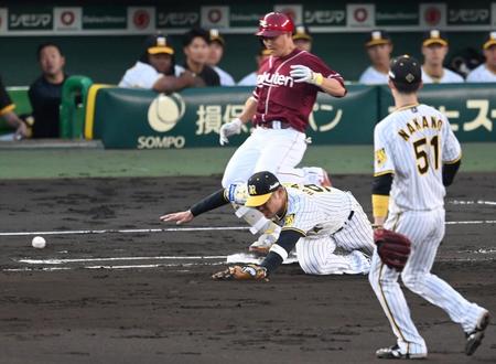 　４回、西勇の送球がそれ、原口は捕れず、追加点を許す（撮影・飯室逸平）