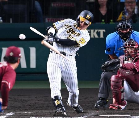 　９回、バットをへし折られ、凡退する前川（撮影・飯室逸平）