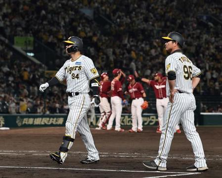 　９回、原口が三飛に倒れ試合終了する（撮影・山口登）