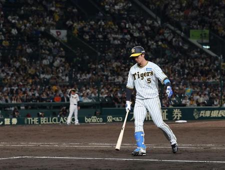 　９回、遊飛に倒れる近本（撮影・山口登）