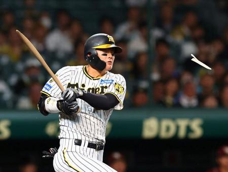 　９回、前川はバットを折られ一塁ゴロに倒れる（撮影山口登）