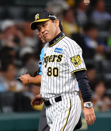 　７回、投手交代を告げベンチに戻る岡田監督（撮影・山口登）