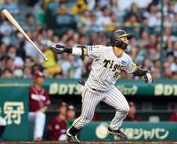 　３回、先制二塁打を放つ前川（撮影・山口登）