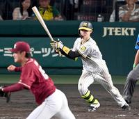 　５回、猛打賞となる右前打を放つ中野（撮影・飯室逸平）