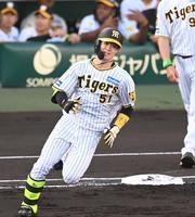 　１回、二塁打を放ち激走する中野（撮影・飯室逸平）