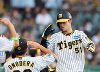　３回、生還しナインの出迎えを受ける中野（撮影・山口登）