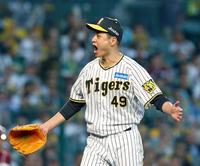 　４回、フランコを見逃し三振に抑え、雄たけびを上げる大竹（撮影・山口登）