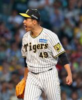 　４回、フランコを見逃し三振に打ち取り雄たけびをあげる大竹（撮影・山口登）