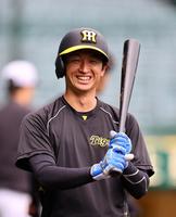 　練習中、笑顔を見せる近本（撮影・山口登）