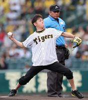 　始球式をする陣内智則（撮影・田中太一）