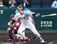 　３回、追撃のタイムリーを放つ西勇（撮影・飯室逸平）