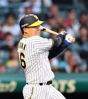 　３回、中前に適時打を放つ西勇（撮影・山口登）