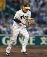 　４回、西勇は小深田のゴロをファンブルする（撮影・山口登）
