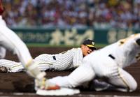 　４回、西勇は小深田のゴロを一塁に悪送球し失点を許す（撮影・山口登）