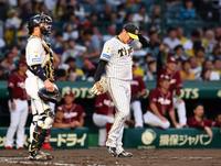 　４回、藤井に適時打を許し失点する西勇（撮影・山口登）