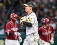 　４回、投手の藤井にも適時打を許し悔しがる西勇（撮影・田中太一）