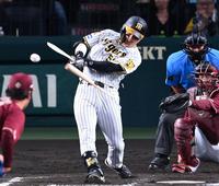　９回、バットをへし折られ、凡退する前川（撮影・飯室逸平）