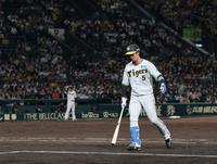 　９回、遊飛に倒れる近本（撮影・山口登）