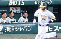 　９回、敗戦を見届ける岡田監督（撮影・飯室逸平）
