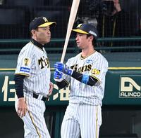 　７回、選手交代のためベンチを出る岡田監督（手前は近本）＝撮影・飯室逸平