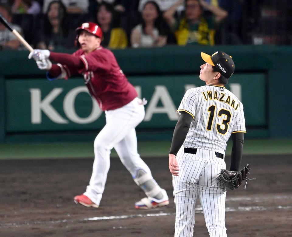 　９回、小郷に逆転２ランを浴びた岩崎（撮影・飯室逸平）