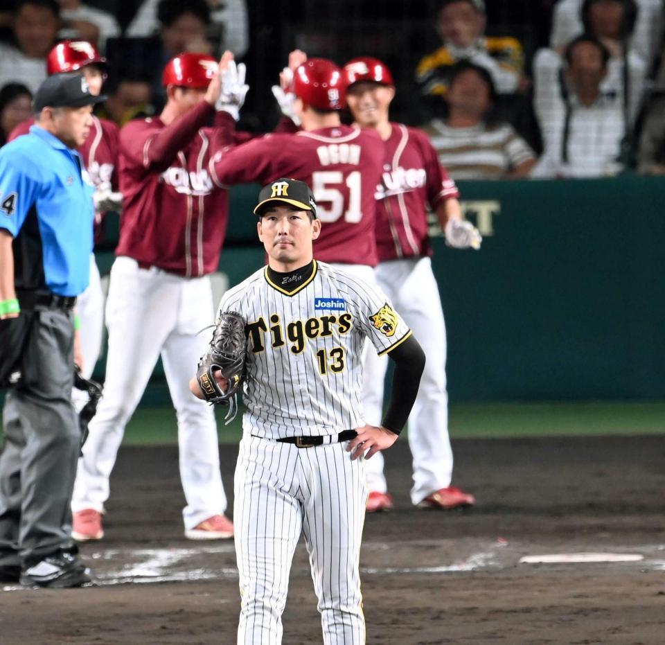 　９回、逆転２ランを浴び、ぼう然と立ち尽くす岩崎（撮影・飯室逸平）