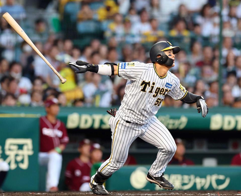 　３回、先制二塁打を放つ前川（撮影・山口登）