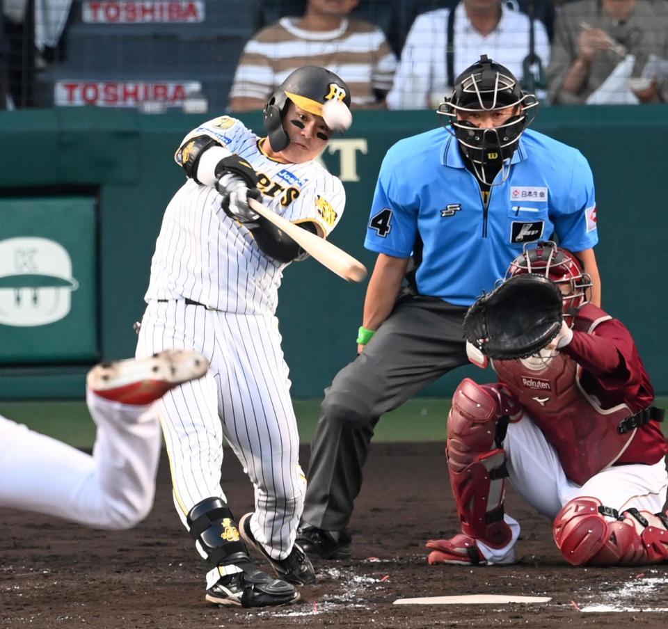 　３回、先制タイムリー二塁打を放つ前川（撮影・飯室逸平）