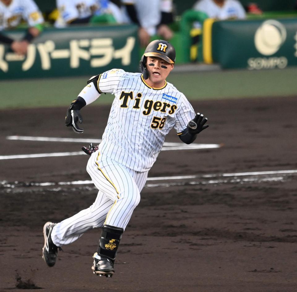 　３回、先制打を放ち二塁へ激走する前川（撮影・飯室逸平）