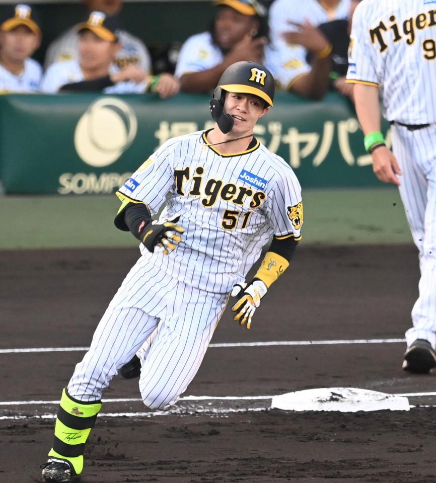 　１回、二塁打を放ち激走する中野（撮影・飯室逸平）
