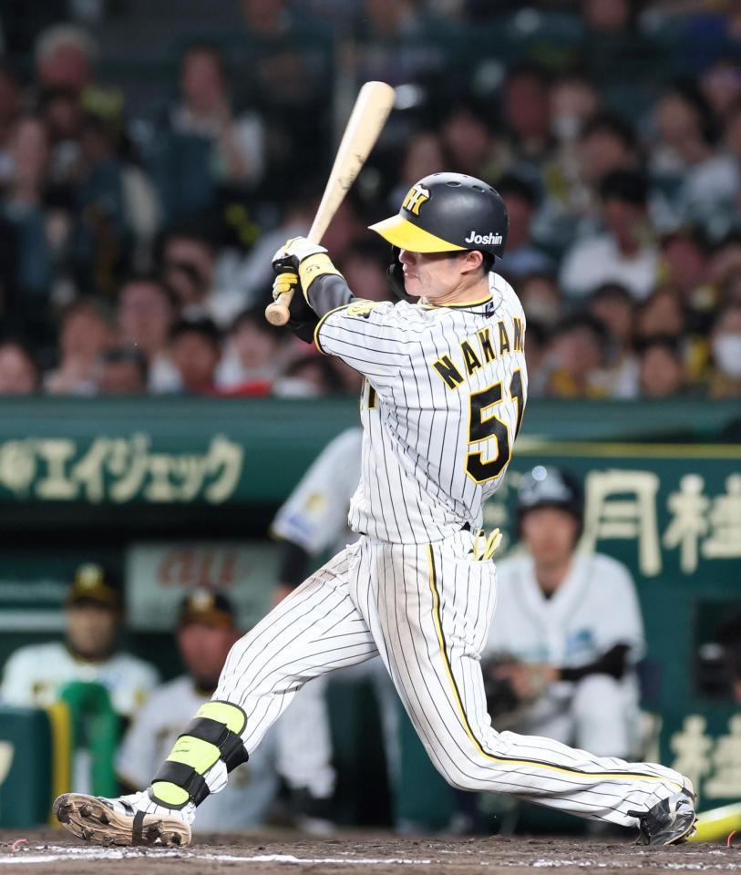 　５回、右前打を放つ中野（撮影・立川洋一郎）