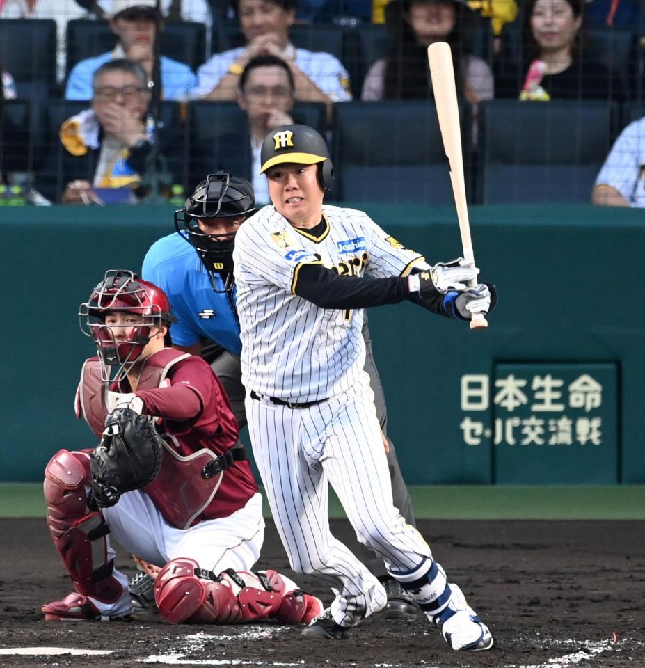 　３回、追撃のタイムリーを放つ西勇（撮影・飯室逸平）