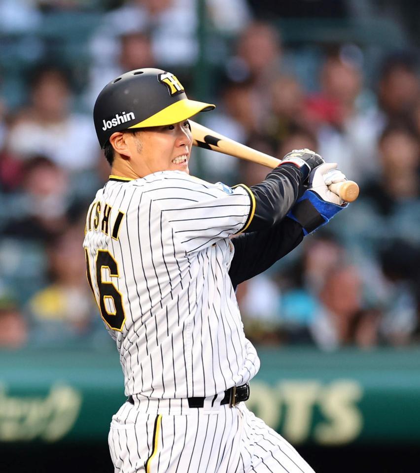 　３回、中前に適時打を放つ西勇（撮影・山口登）
