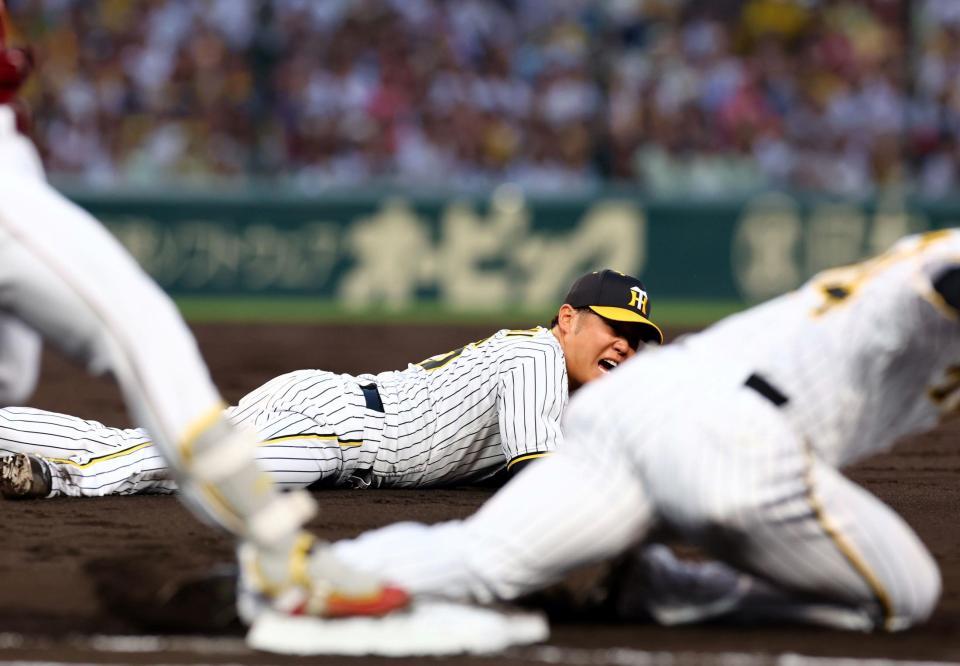 　４回、西勇は小深田のゴロを一塁に悪送球し失点を許す（撮影・山口登）
