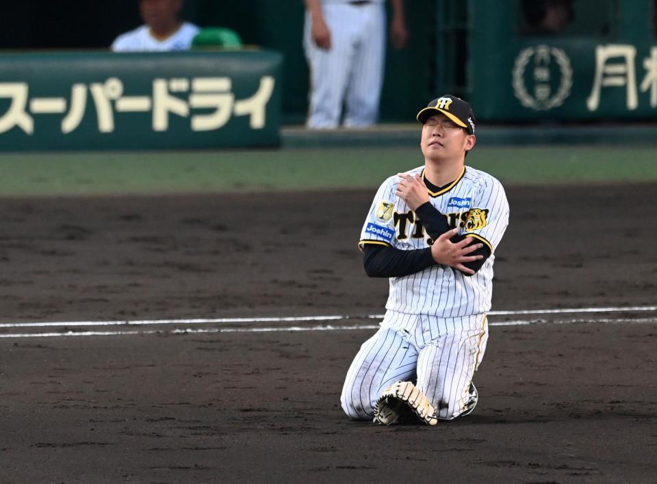 　４回、自身のエラーで失点し、無念さをにじませる西勇（撮影・飯室逸平）