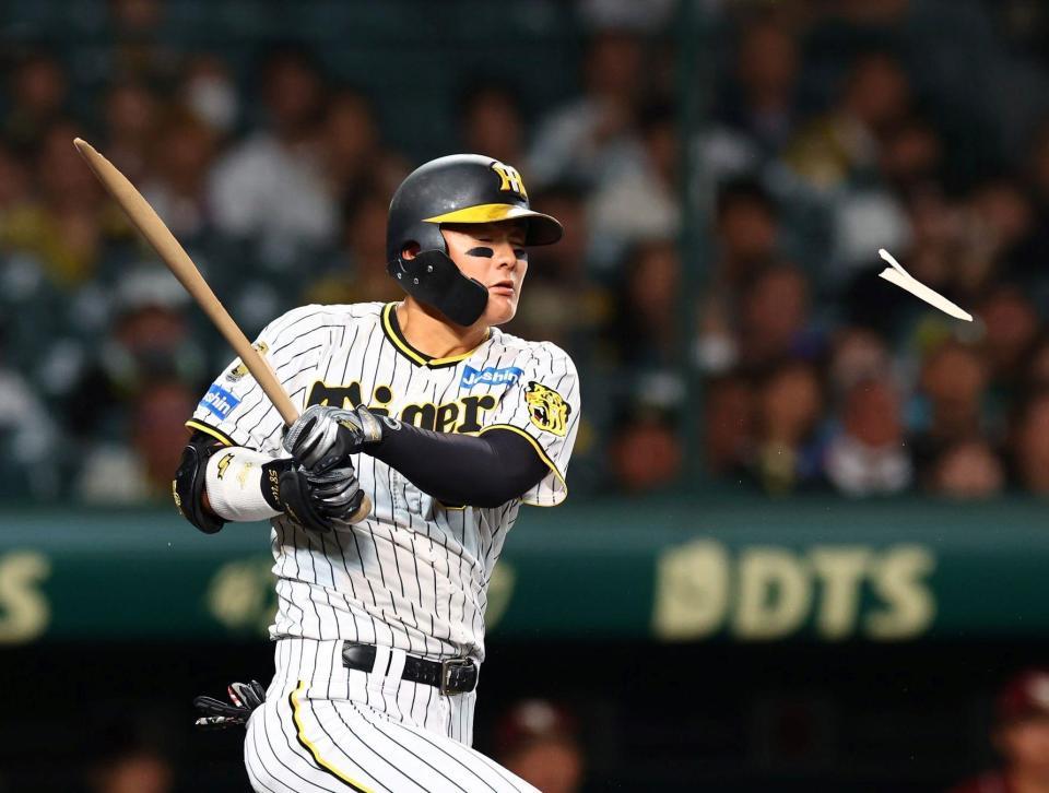 　９回、前川はバットを折られ一塁ゴロに倒れる（撮影山口登）