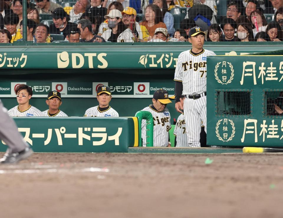 　楽天に３タテを食らい、ベンチから引き揚げる岡田監督（右から２人目）＝撮影・田中太一