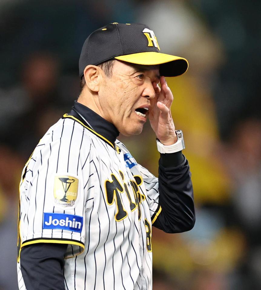 　９回、投手交代を告げる岡田監督（撮影・山口登）