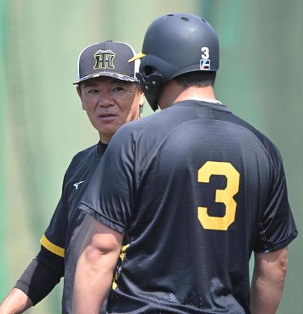 　大山（手前）と話す和田２軍監督（撮影・石井剣太郎）