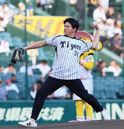 【写真】スタンドのファンに手を振る３１番　さわやかイケメンは阪神時代と変わらず