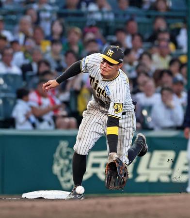 　４回、中村剛の打球を軽快なフィールディングでさばく佐藤輝（撮影・立川洋一郎）