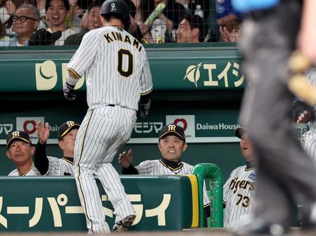 　６回、生還した木浪を迎える岡田監督（撮影・田中太一）