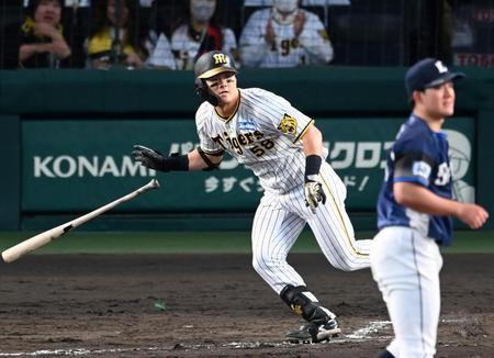 　４回、左前タイムリーを放つ前川（撮影・飯室逸平）