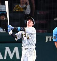 　９回、遊飛に倒れる近本（撮影・飯室逸平）