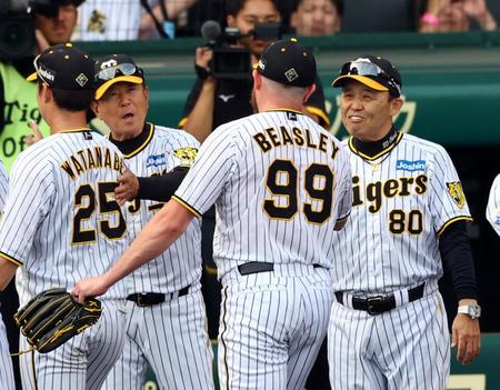 　完投勝利を挙げたビーズリーを笑顔で迎える岡田監督（右）＝撮影・山口登