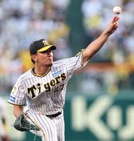 　先発し投げ込む伊藤将（撮影・田中太一）