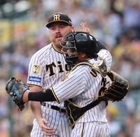 　完投勝利を挙げたビーズリーは梅野と抱き合って喜ぶ（撮影・田中太一）